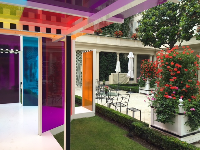 Pergola Daniel Buren au Bristol Paris