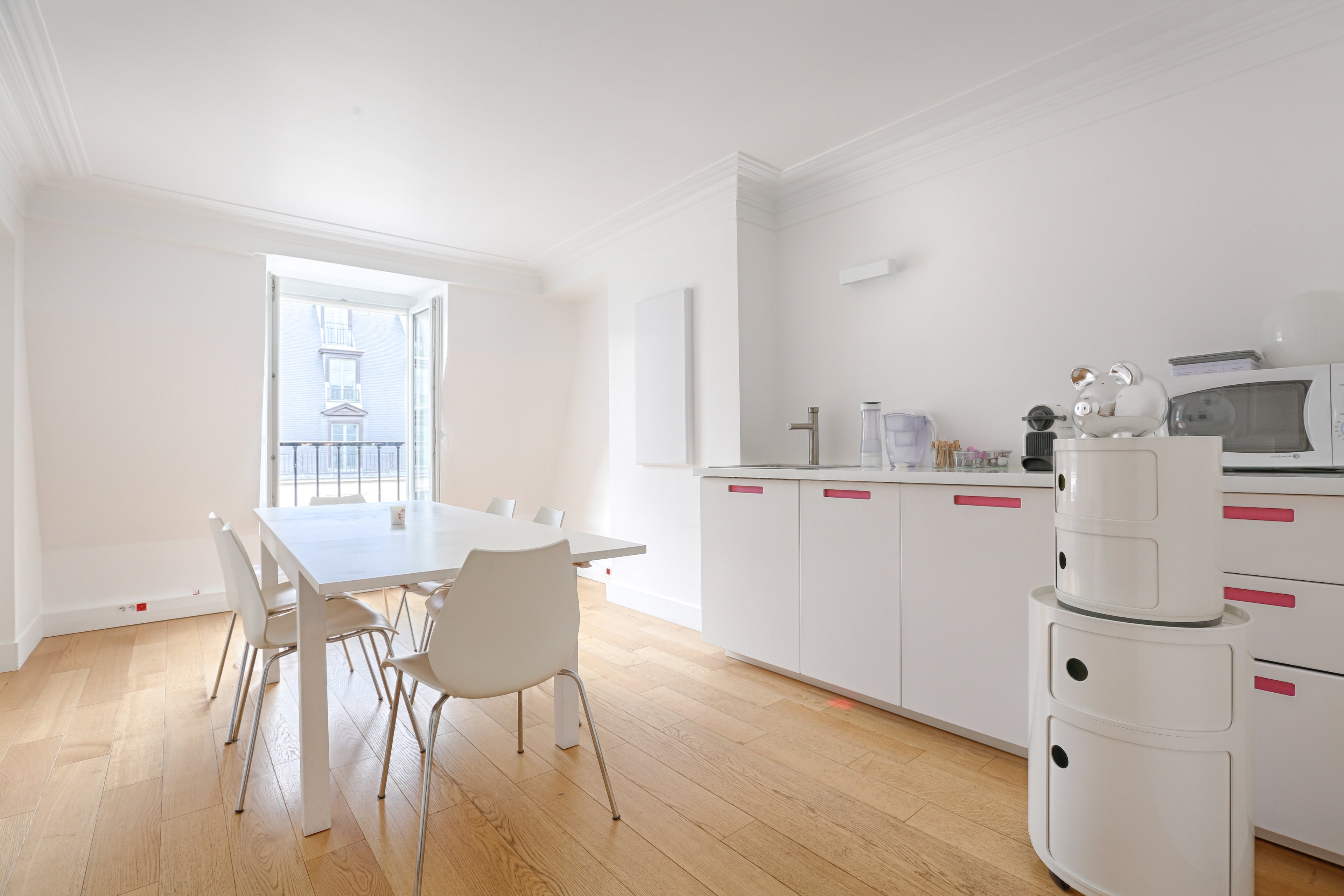 Dans les bureaux de Perle rare, chasseur d'appartements à Paris - (le coin cuisine) Crédit Guillaume Loyer