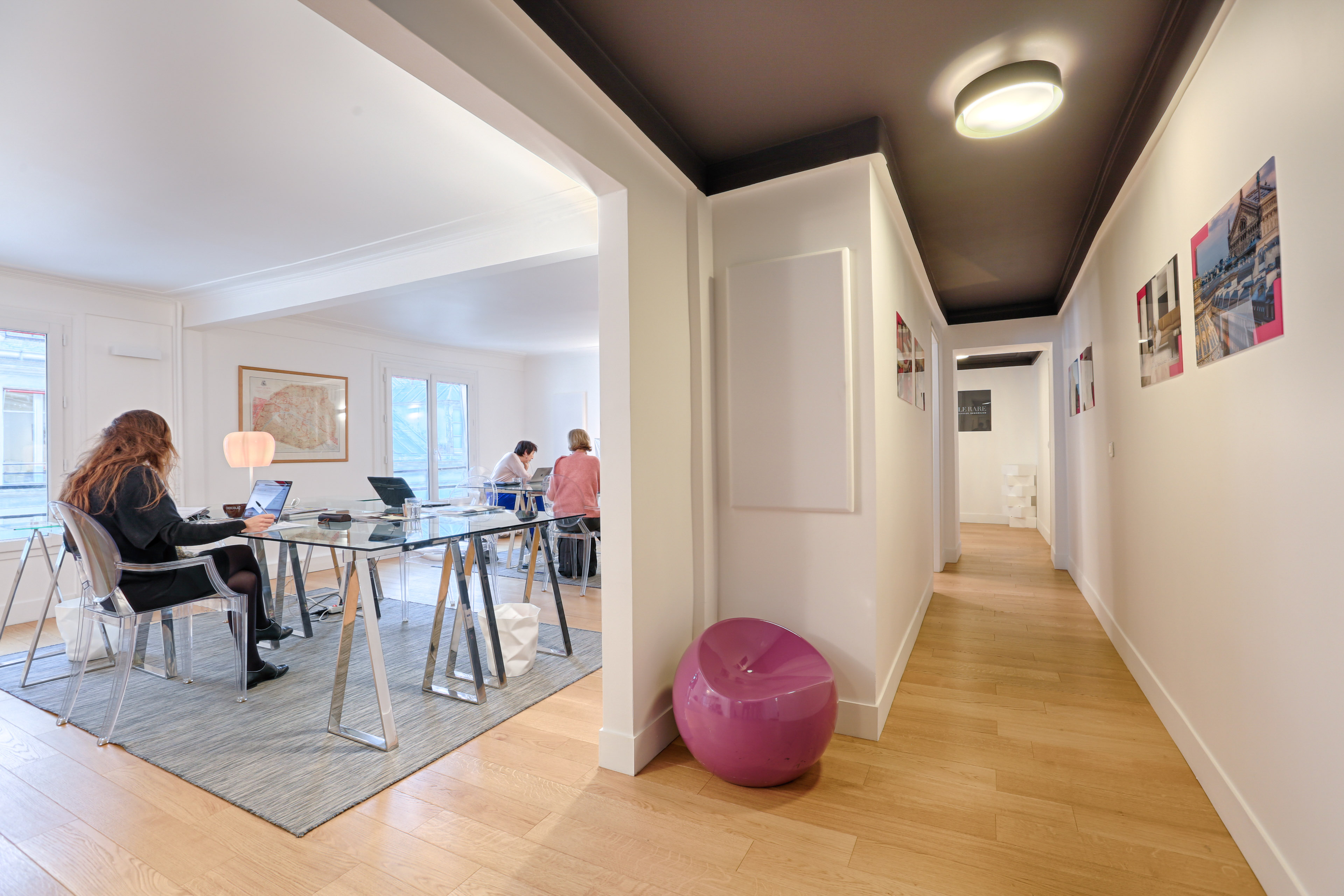 Dans les bureaux de Perle rare, chasseur d'appartements à Paris - Crédit Guillaume Loyer