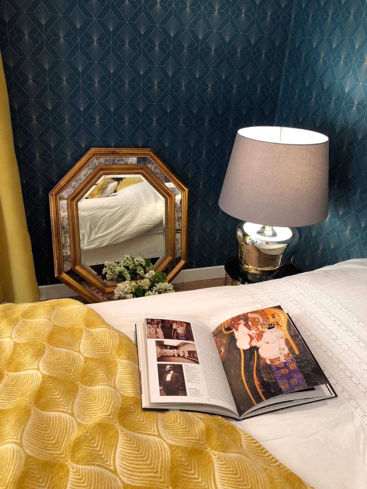 Jaune moutarde et bleu canard, très en vogue en ce moment...