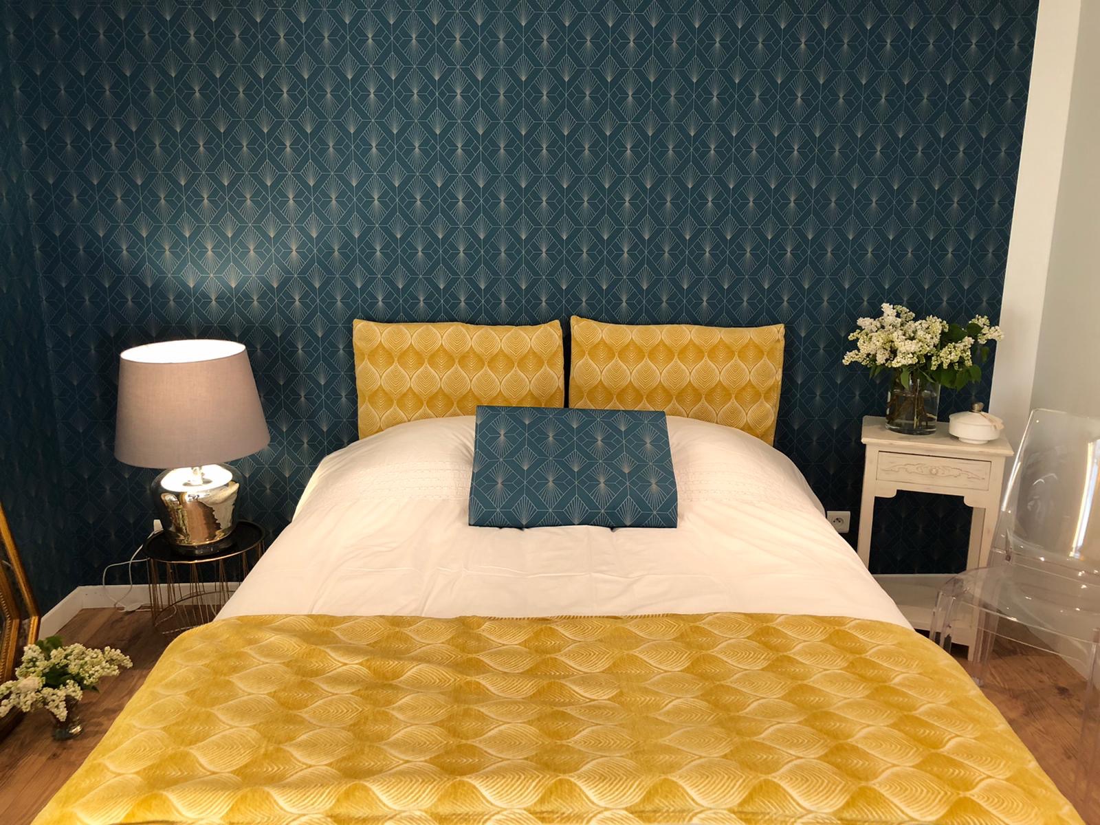 Deux gros coussins en guise de tête de lit.