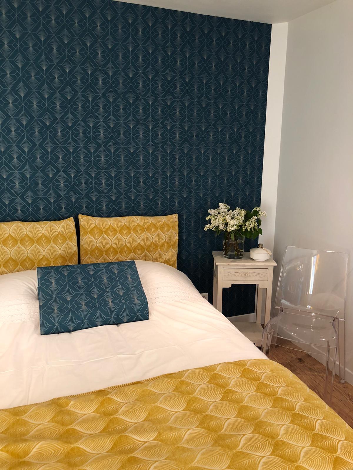 Jetée de lit réalisée à partir du tissu d'un pan de rideau et d'anciens draps en lin ; pour le rembourrage, une ancienne couette de lit bébé.