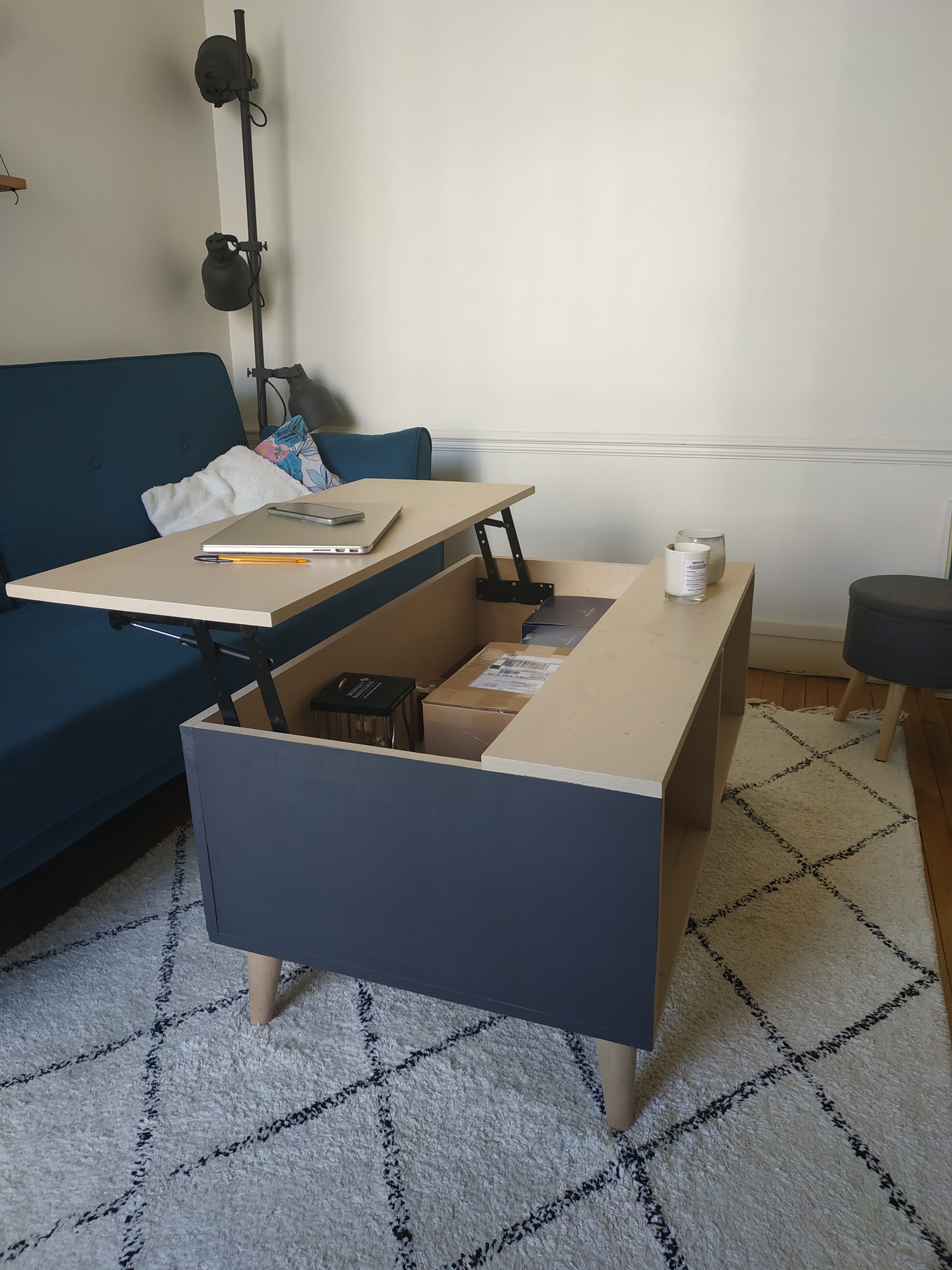 "A l’intérieur de la table, nous avons une zone de stockage, ...comme une petite cave."