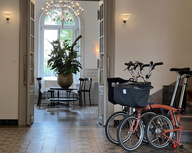 Entrée de l'hôtel Krafft - Swiss hôtel historique. Crédit photo Chemin Lisant