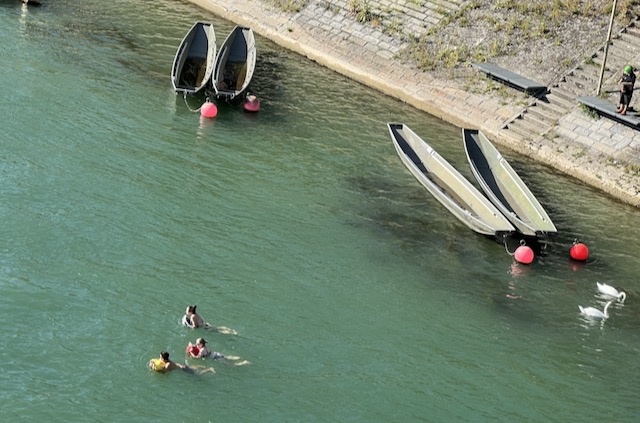 Baignade dans le Rhin avec le traditionnel « Wickelfisch ». Crédit photo Chemin Lisant