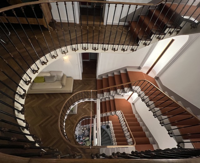 Escalier de l'hôtel Krafft - Swiss hôtel historique. Crédit photo Chemin Lisant