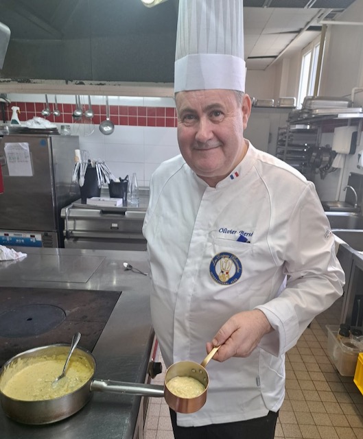 Le chef Olivier Berté en cuisine au Pavillon Henri IV