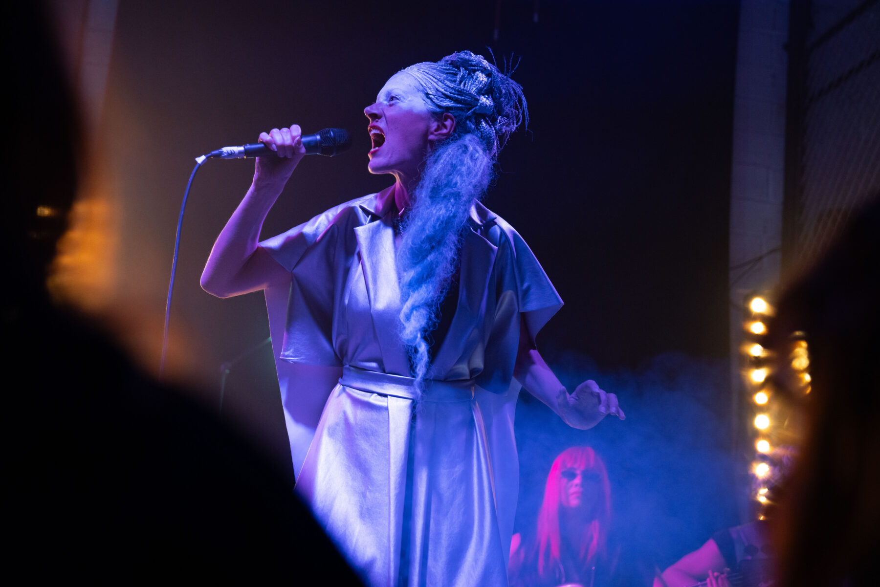 L artiste de cabaret Ilel Elil performe pendant le Jardin Rouge Festival à Paris le 3 mai 2024. Crédit Lousi de Ducla