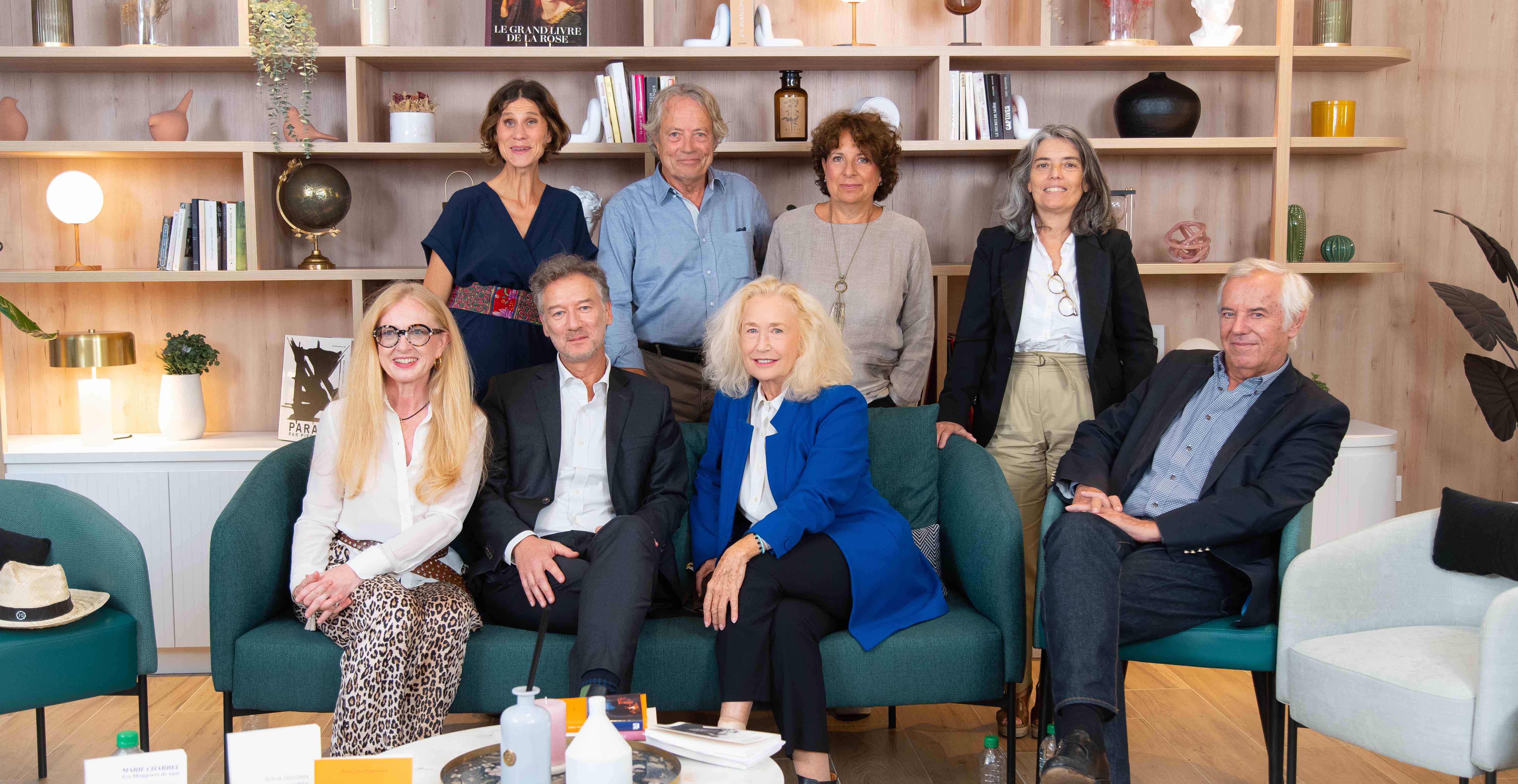 Le jury du Prix du Livre Nohée : de gauche à droite, Élodie Fondacci, Éric Bouhier, Pascale Senk, Frances Manatovani et Philippe Grimbert ; ; au centre Jérome Navarre, directeur général de Nohée, entouré de Florence Batisse-Pichet, secrétaire générale du Prix et de la comédienne Brigitte Fossey.