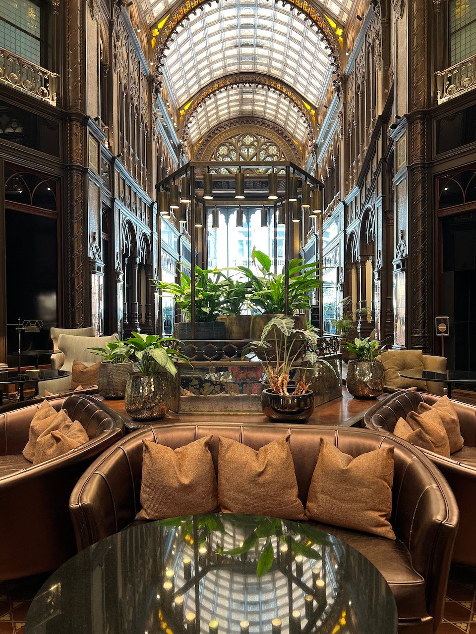 L'immense hall de l'hôtel Parisi Udvar - Crédit Florence Batisse-Pichet