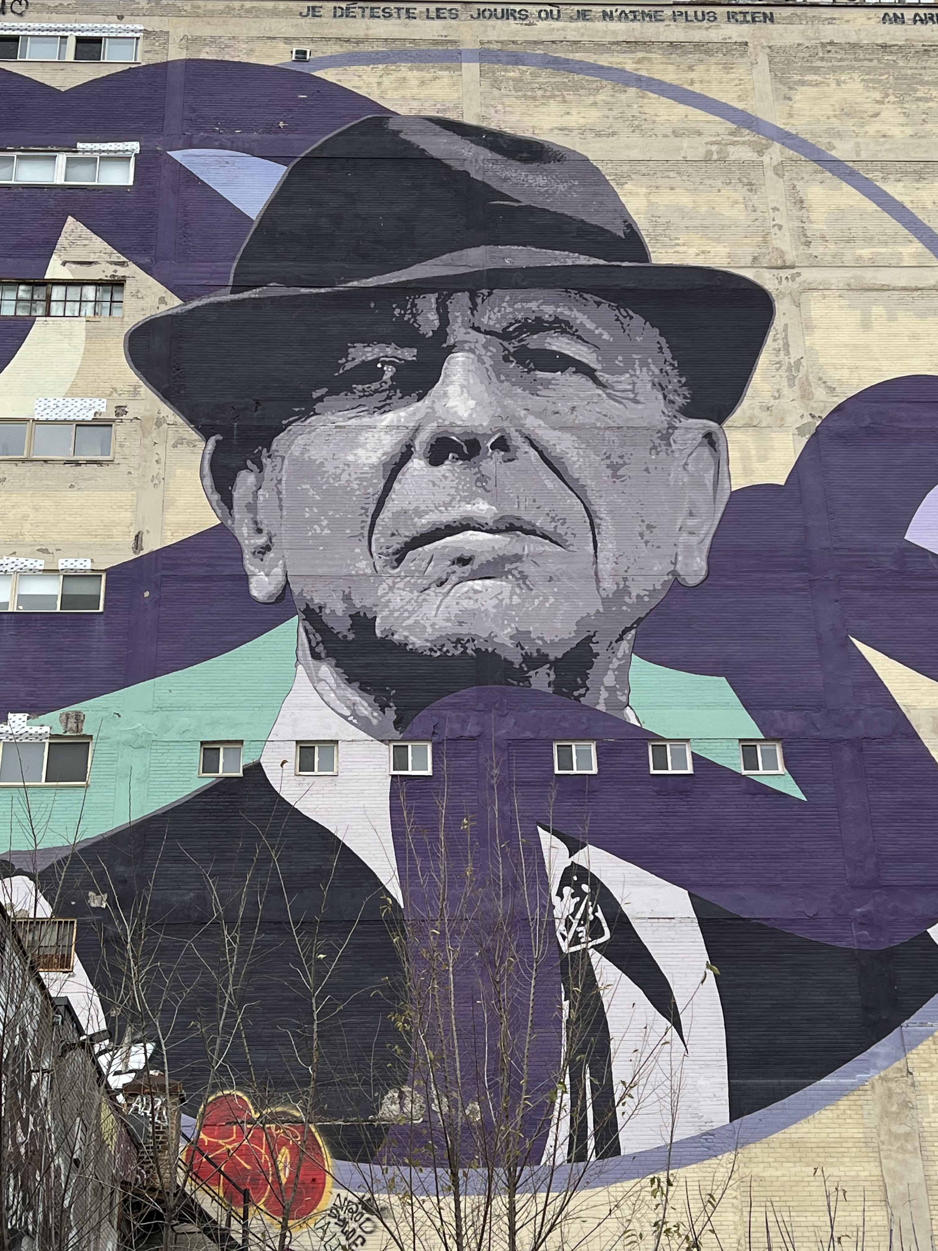 Aperçu des murales de Montréal, sublime portrait de Leonard Cohen, pendant la visite guidée proposée par Mélanie Renaud. Crédit Chemin Lisant