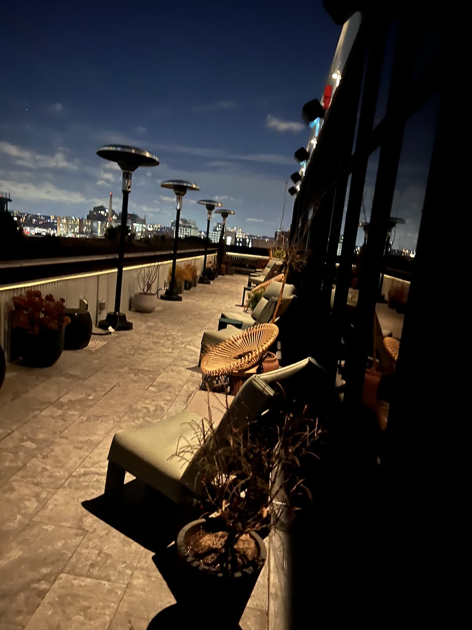 Rooftop au 14e étage du Ace hôtel de Toronto (Crédit photo Chemin Lisant)