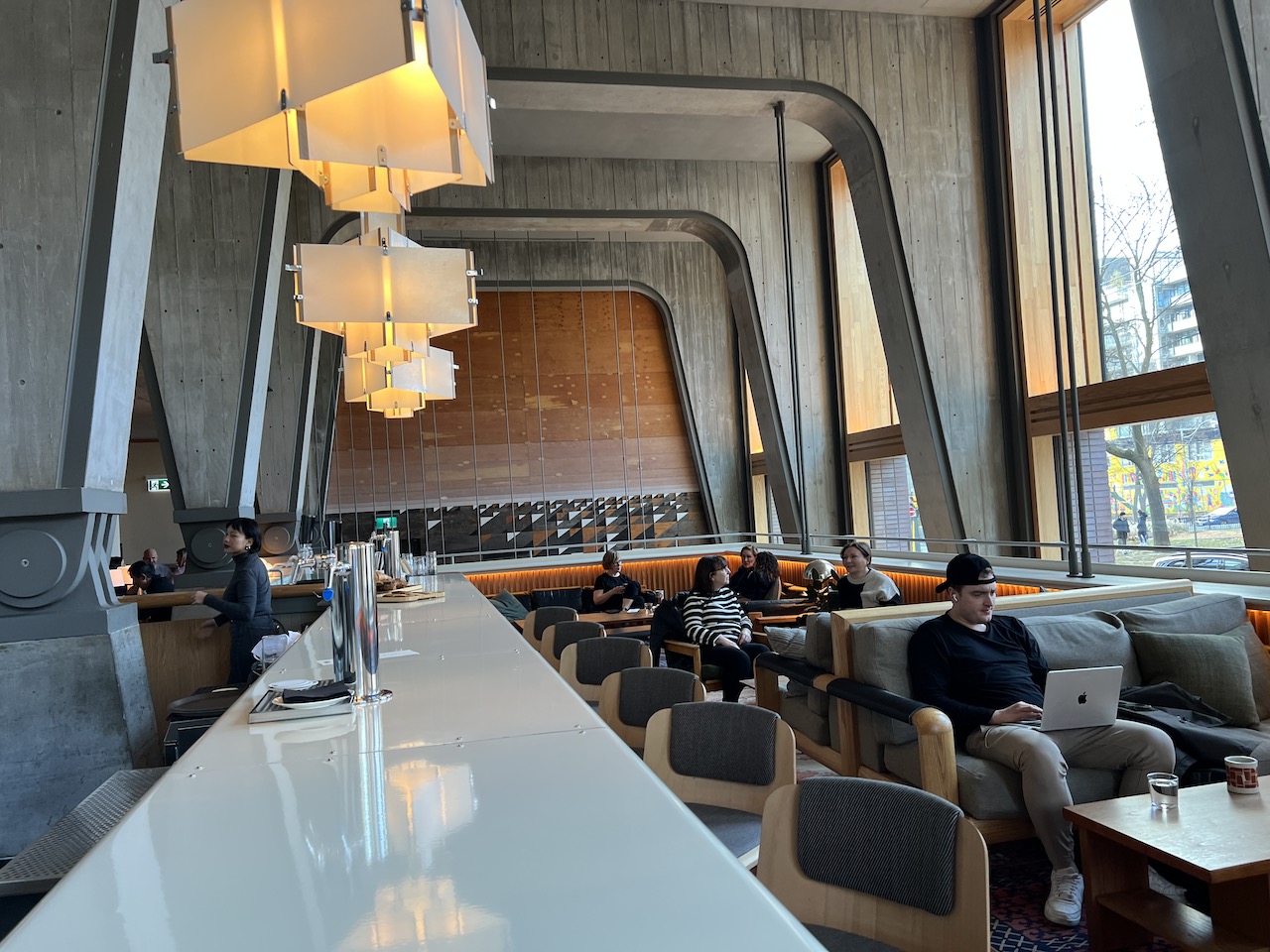 Le bar du Ace hôtel de Toronto (Crédit photo Chemin Lisant)