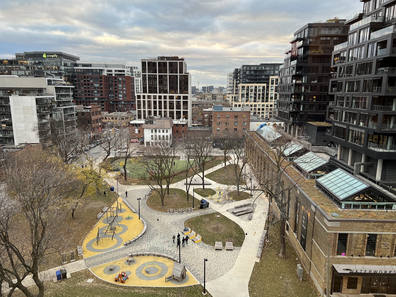 Chambre avec vue depuis le Ace hôtel de Toronto (Crédit photo Chemin Lisant)